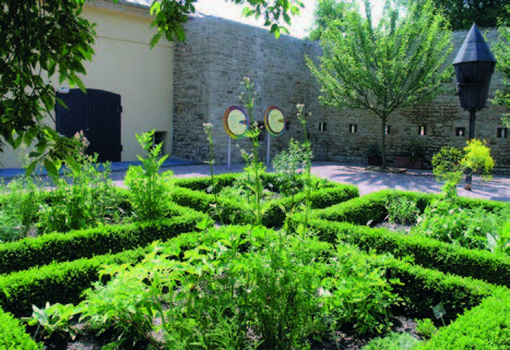  Garden, Nature, Outdoors, Fence, Hedge, Plant, Architecture, Building, House, Housing, Villa