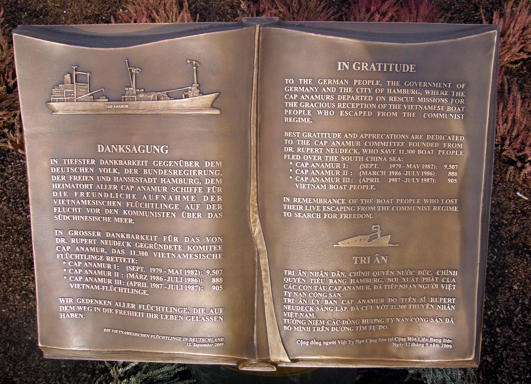 monumetn, bronze, book