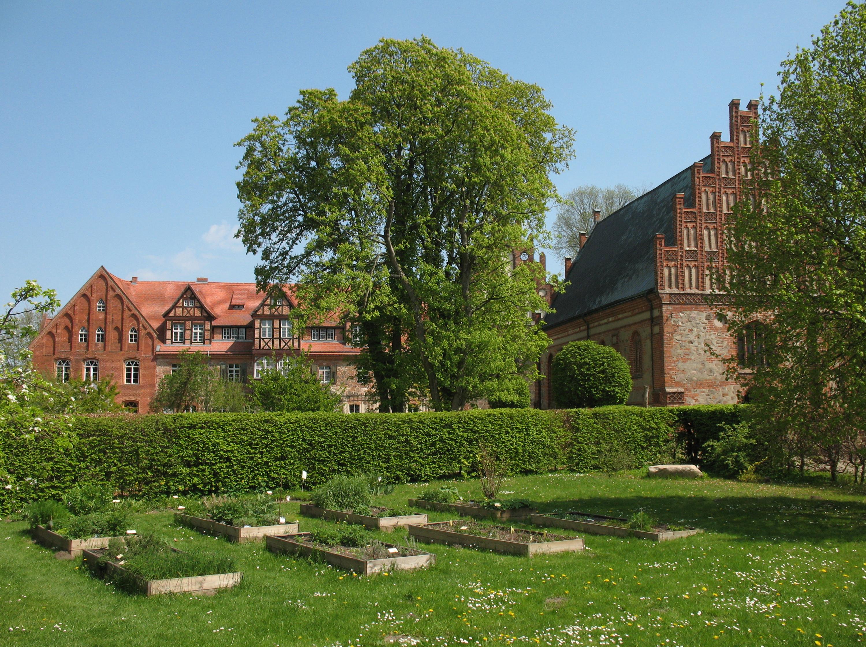  Grass, Plant, Architecture, Building, Campus, Housing, House, Manor, Lawn, Tree