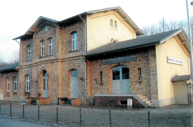  Architecture, Building, Monastery, Brick, Arch, Gothic Arch, House, Housing, Villa, Plant, Terminal, City, Factory, Railway, Train, Train Station, Transportation, Vehicle