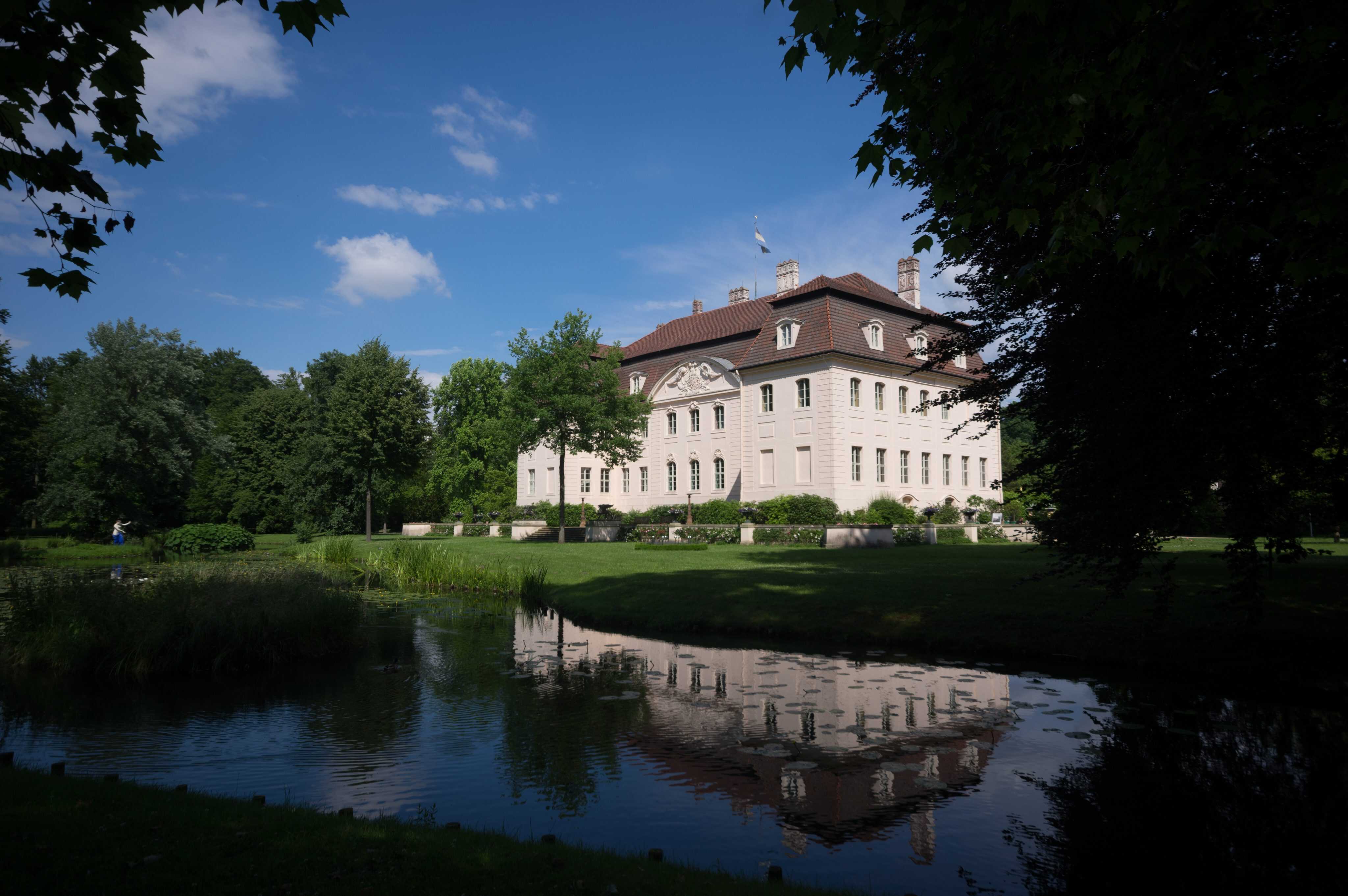  Nature, Outdoors, Pond, Water, Grass, Plant, Architecture, Building, Scenery, Castle, Fortress, Person, Housing, House, Manor, Waterfront, Ditch, Tree